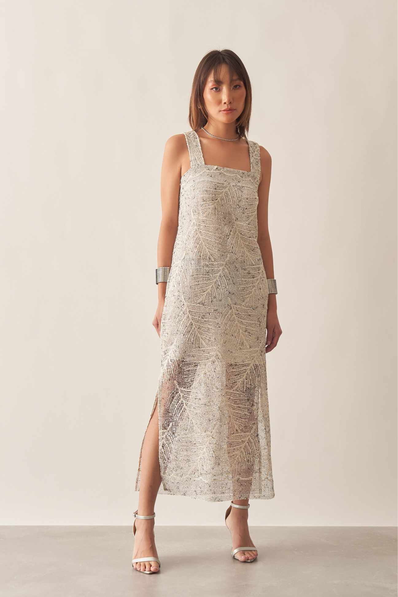 VESTIDO BORDADO PAETE MIDI RETO ALÇA LARGA DECOTE QUADRADO