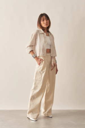 CALÇA LINHO MISTO CARGO COM PREGA E PERNAS RETAS